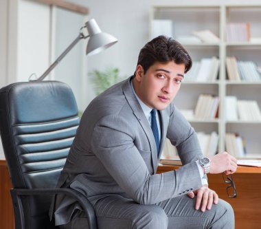 Ofiste çalışan genç bir işadamı.