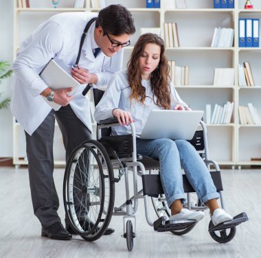 Tekerlekli sandalyedeki hasta düzenli kontrol için doktoru ziyaret ediyor.