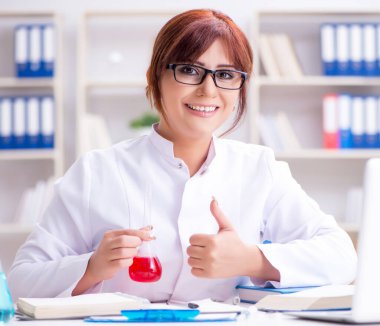 Bir laboratuarda deney yapan kadın bir bilim adamı.