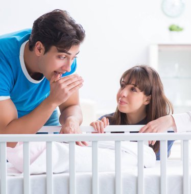 Bebek karyolasında mutlu bir aile