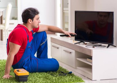 Profesyonel tamir mühendisi bozuk televizyonu tamir ediyor.
