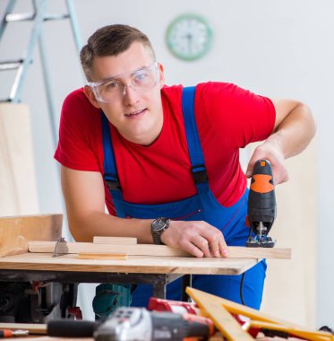 Müteahhit atölyede çalışıyor.