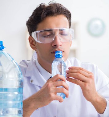 Laboratuvar asistanı su kalitesini test ediyor