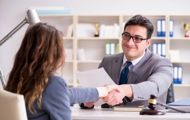 Avukat müvekkil ile hukuk davasını tartışıyor