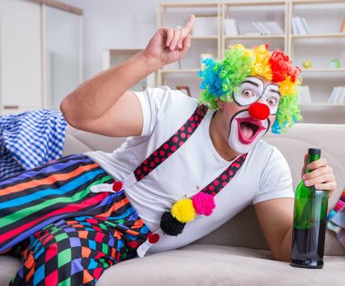 Sarhoş palyaço evde parti veriyor.