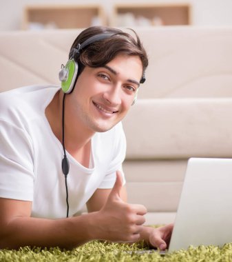 Freelancer evde çalışıyor ve müzik dinliyor.