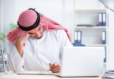 Ofiste çalışan Arap işadamı.