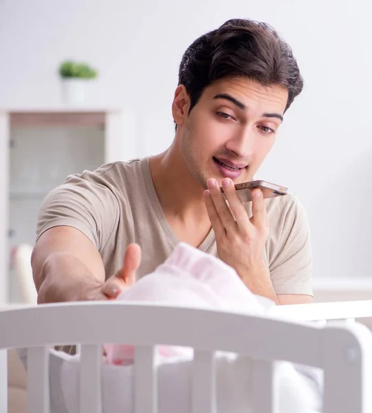 El joven padre disfrutando del tiempo con el bebé recién nacido en casa —  Fotos de Stock