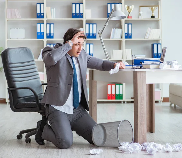 Homem de negócios irritado chocado trabalhando no escritório demitido — Fotografia de Stock