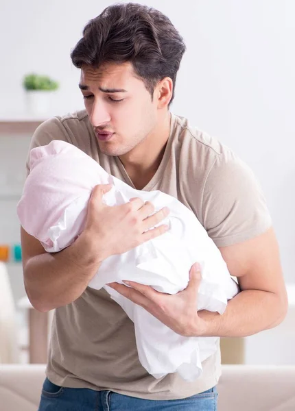Młody ojciec tata sfrustrowany płaczem dziecka — Zdjęcie stockowe