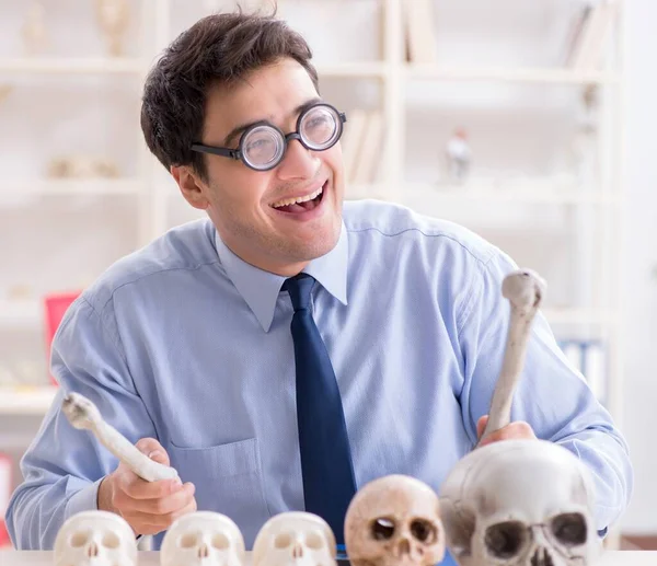 Profesor loco divertido estudiando esqueleto humano — Foto de Stock