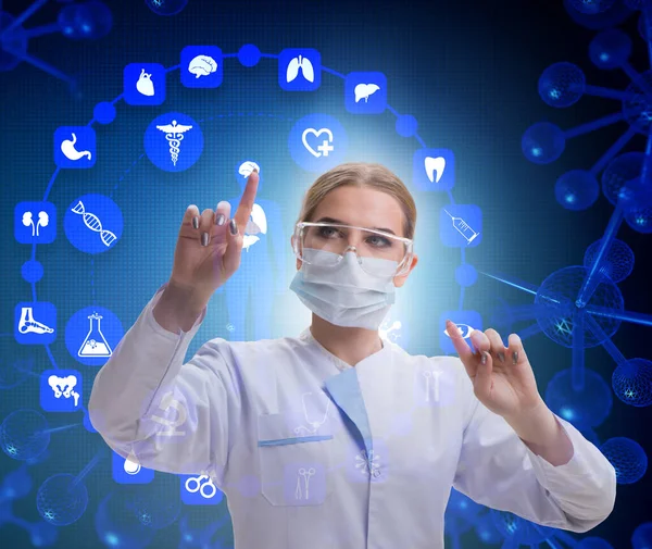 Medico donna in telemedicina concetto futuristico — Foto Stock