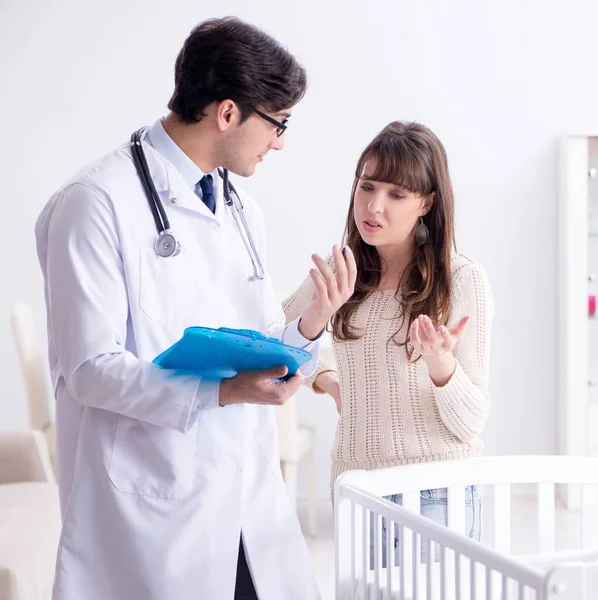 El médico explicando a la madre joven —  Fotos de Stock