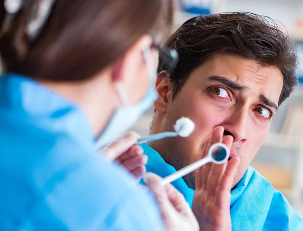 Paciente con miedo del dentista durante la visita al médico — Foto de Stock