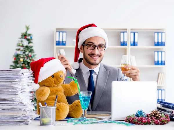 Jonge zakenman viert kerst op kantoor — Stockfoto