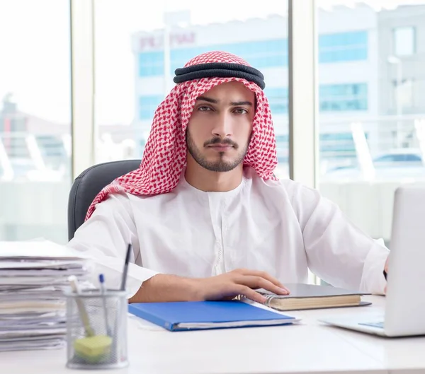 Az arab üzletember az irodában dolgozik. — Stock Fotó