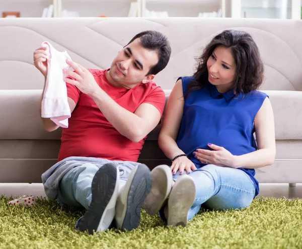 Familia joven pareja esperando un bebé —  Fotos de Stock