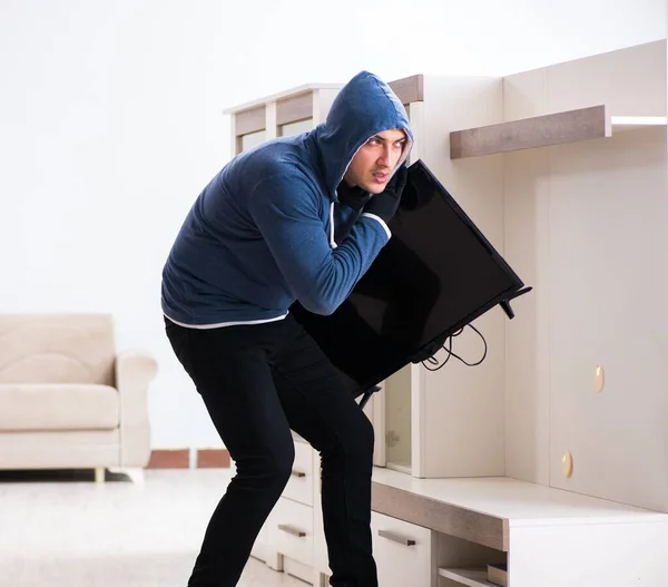 Mann klaut Fernseher aus Haus — Stockfoto