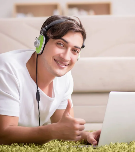 Freelancer trabajando en casa y escuchando música —  Fotos de Stock