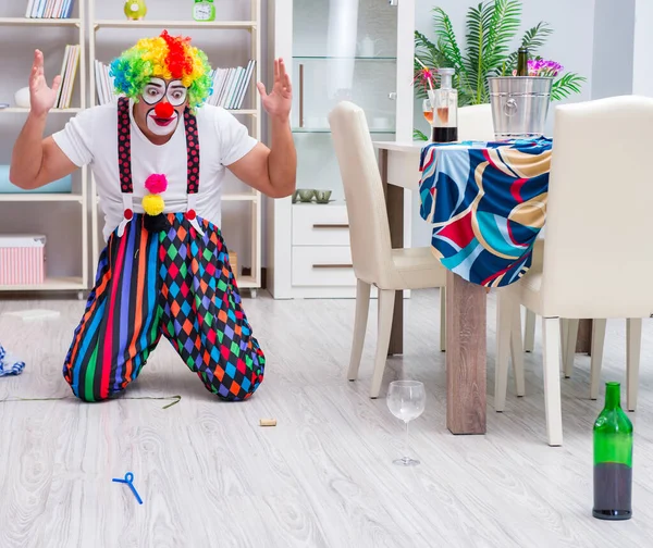 Betrunkener Clown feiert Party zu Hause — Stockfoto