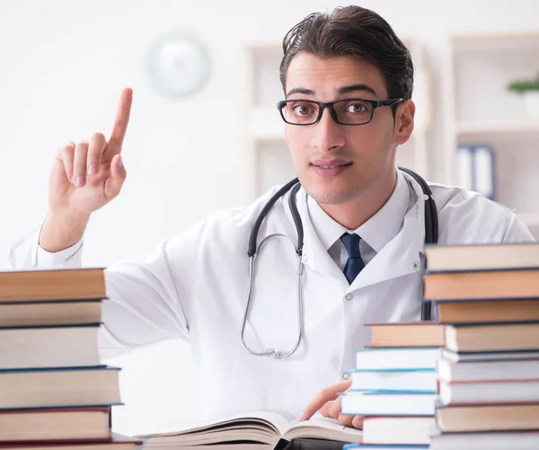 Student medycyny przygotowujący się do egzaminów uniwersyteckich — Zdjęcie stockowe