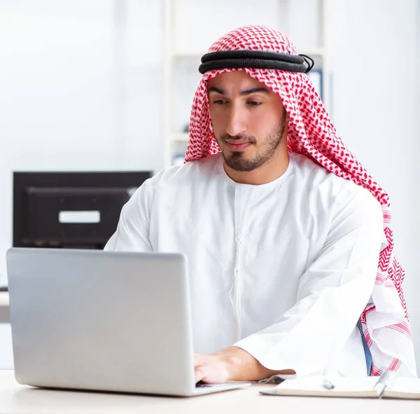 Arabische zakenman werkzaam in het kantoor — Stockfoto