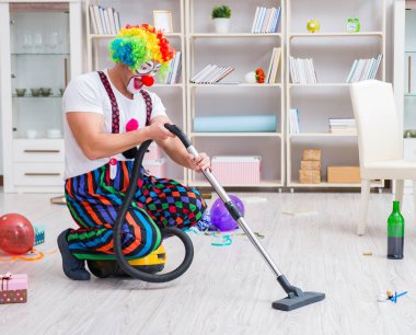 Komik palyaço evde temizlik yapıyor.