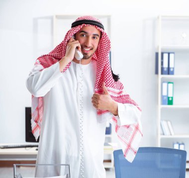 Ofiste çalışan Arap işadamı.