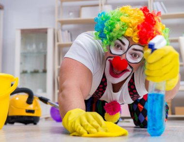 Komik palyaço evde temizlik yapıyor.
