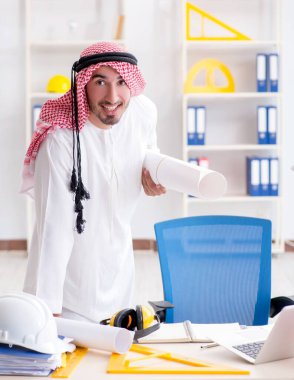 Arap mühendis yeni proje üzerinde çalışıyor