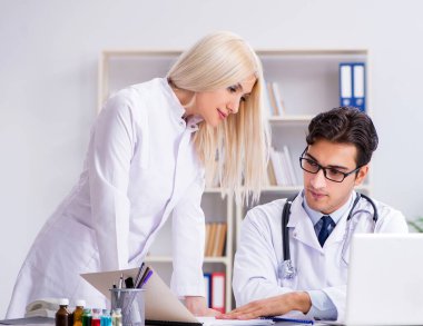 Erkek ve kadın doktor hastanede tartışıyorlar.