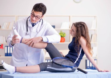 Erkek doktor spor sakatlığıyla ilgileniyor.