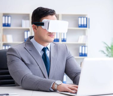 Modern teknolojide sanal gerçeklik gözlüklü bir iş adamı.