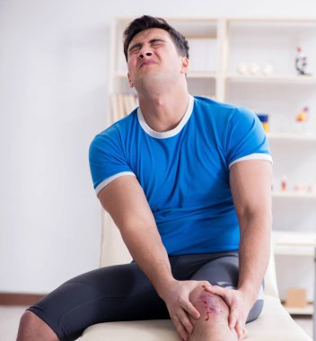 Spor sakatlığı geçiren hasta doktoru ziyaret ediyor.