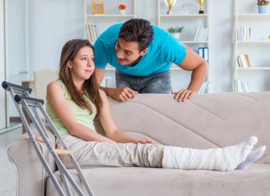 Koca adam yaralı karısına destek oluyor.