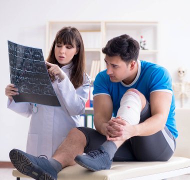 Spor oyuncusu yaralandıktan sonra doktoru ziyaret etti