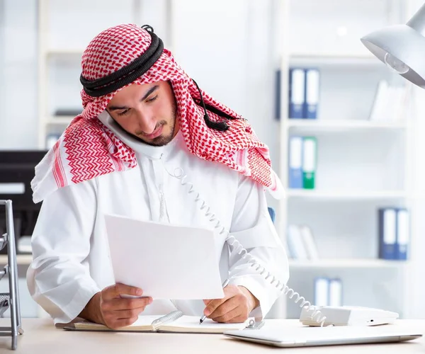 Arab businessman working in the office — Stock Photo, Image