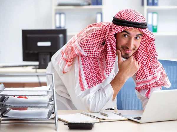 Άραβας επιχειρηματίας που εργάζεται στο γραφείο — Φωτογραφία Αρχείου