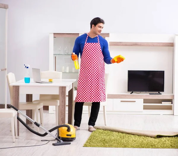 Contratista hombre limpieza casa haciendo tareas — Foto de Stock