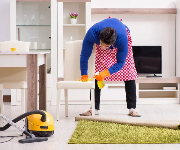 Wykonawca sprząta dom wykonując prace domowe — Zdjęcie stockowe