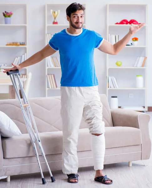 Verletzter junger Mann erholt sich zu Hause — Stockfoto