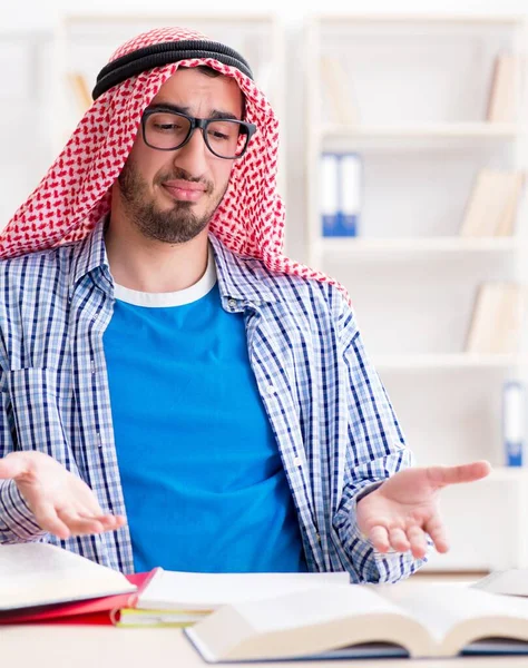 Arabische student bereidt zich voor op universitaire examens — Stockfoto
