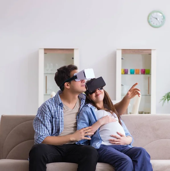 Jovem casal tentando óculos de realidade virtual — Fotografia de Stock