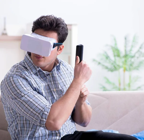 Man thuis kijkend naar virtual reality glazen — Stockfoto