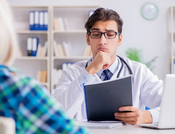 Patient médecin visiteur pour un examen médical à l'hôpital — Photo