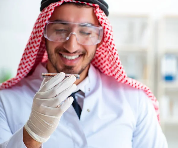 Arabische Chemikerin arbeitet im Laborbüro — Stockfoto