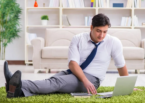 Homme d'affaires assis sur le sol dans le bureau — Photo