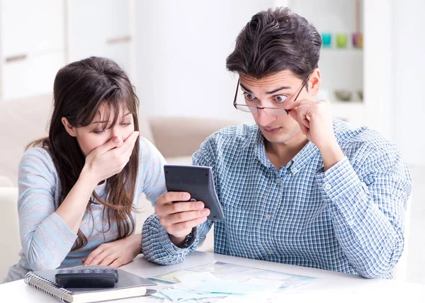 Le jeune couple à la recherche de documents financiers familiaux — Photo