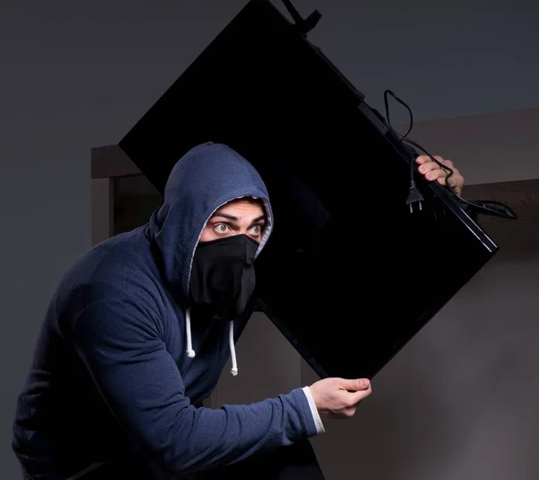 Ladrón ladrón robando tv de casa de apartamento —  Fotos de Stock
