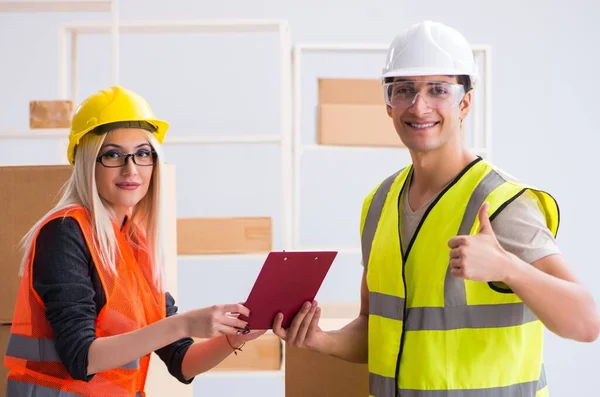 Delivery contractor delivering boxes to office — Stock Photo, Image